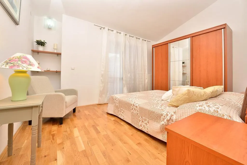 Beachfront Skoblar Holiday Home With Seaview Privlaka  Privlaka (Zadar)