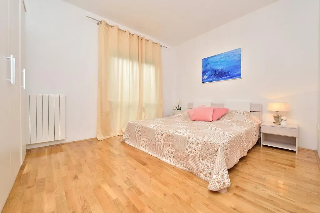 Beachfront Skoblar Holiday Home With Seaview Privlaka
