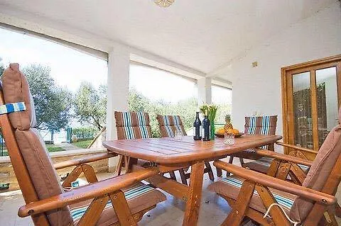 Beachfront Skoblar Holiday Home With Seaview Privlaka
